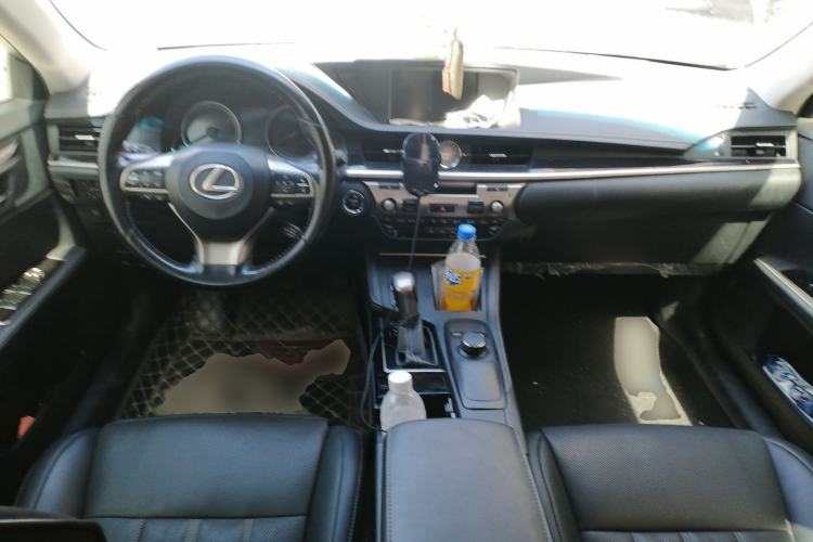 Used Lexus ES 2017 300h Mark Levinson Comfort Edition Center Console