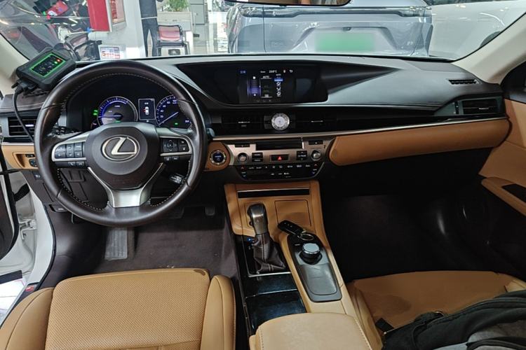 Used Lexus ES 2017 300h Mark Levinson Comfort Edition Center Console