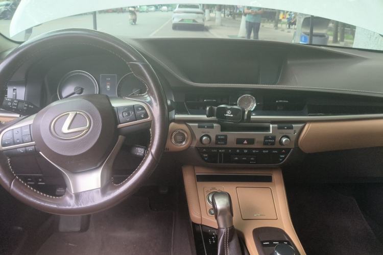 Used Lexus ES 2017 200 30th Anniversary Edition Center Console