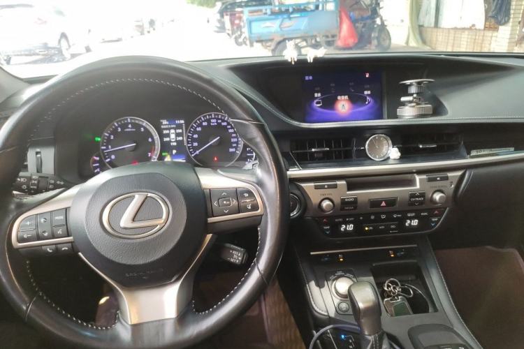 Used Lexus ES 2017 200 30th Anniversary Edition Center Console