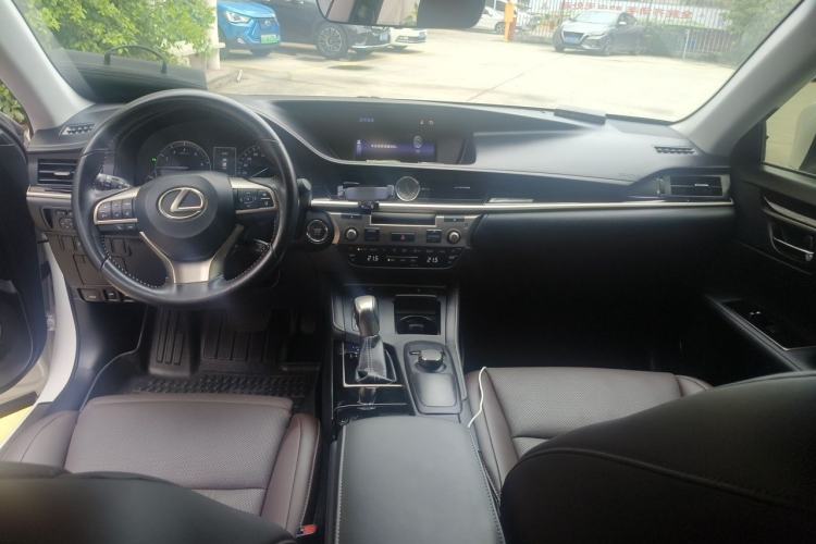 Used Lexus ES 2017 200 30th Anniversary Edition Center Console