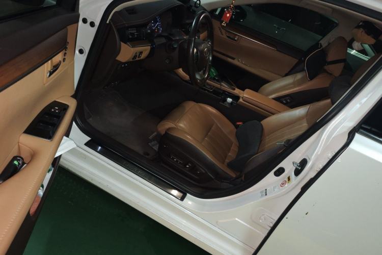 Used Lexus ES 2017 300h Mark Levinson Luxury Edition Driver Seat