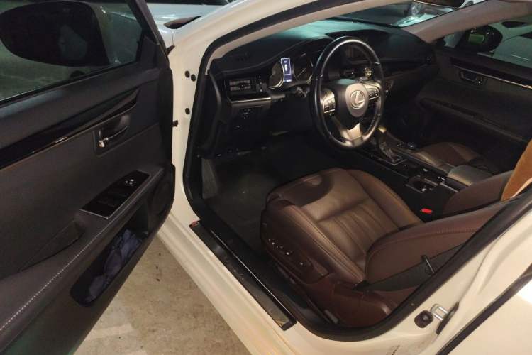 Used Lexus ES 2017 200 30th Anniversary Edition Driver Seat
