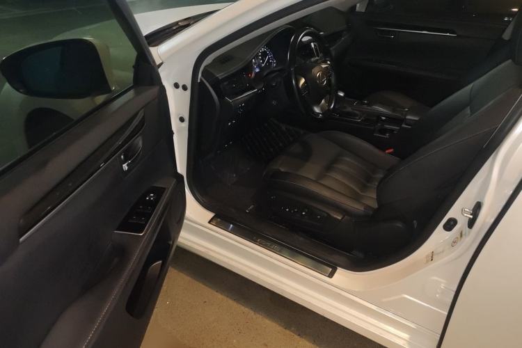 Used Lexus ES 2017 300h Mark Levinson Comfort Edition Driver Seat