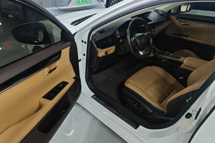 Used Lexus ES 2017 300h Mark Levinson Comfort Edition Driver Seat