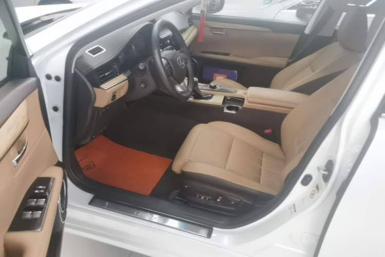 Used Lexus ES 2017 300h Mark Levinson Comfort Edition Driver Seat