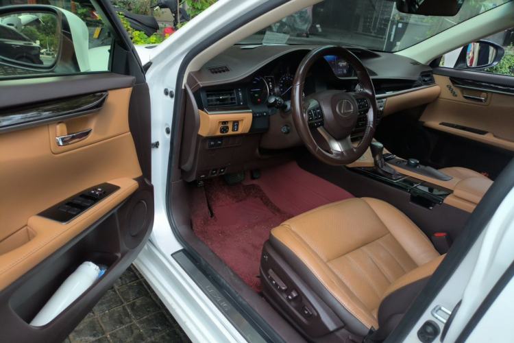 Used Lexus ES 2017 300h Mark Levinson Luxury Edition Driver Seat