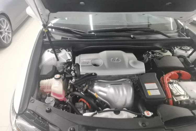Used Lexus ES 2017 300h Mark Levinson Comfort Edition Engine Bay Right