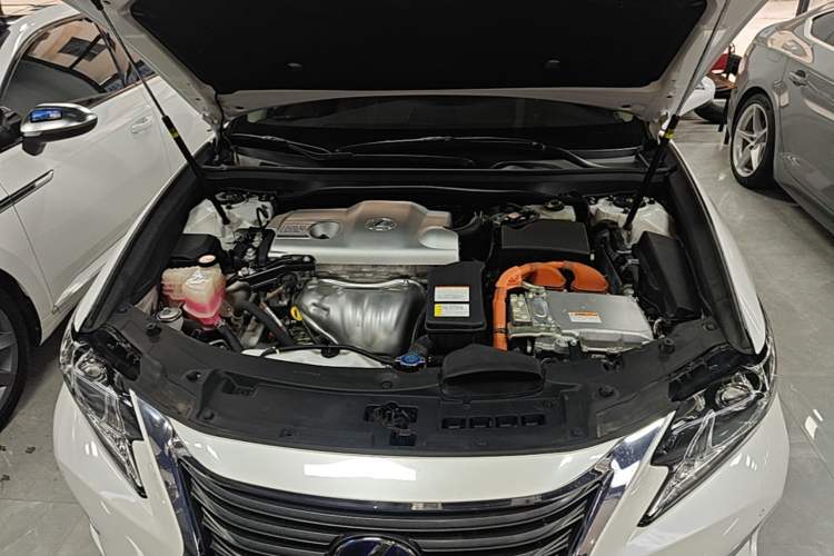 Used Lexus ES 2017 300h Mark Levinson Comfort Edition Engine Bay