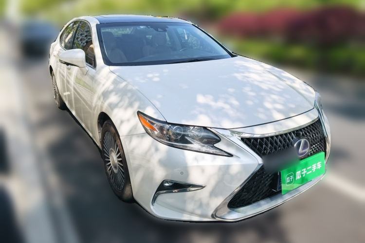 Used Lexus ES 2017 300h Mark Levinson Comfort Edition Front Right 45 Deg