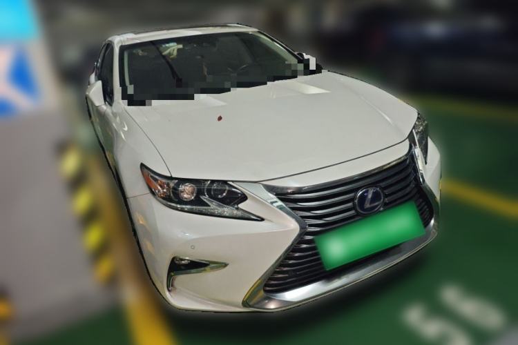 Used Lexus ES 2017 300h Mark Levinson Luxury Edition Front Right 45 Deg