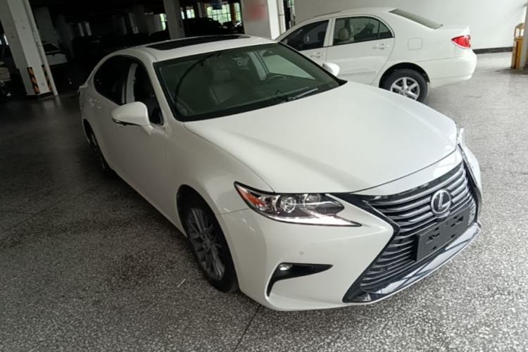 Used Lexus ES 2017 200 30th Anniversary Edition Front Right 45 Deg
