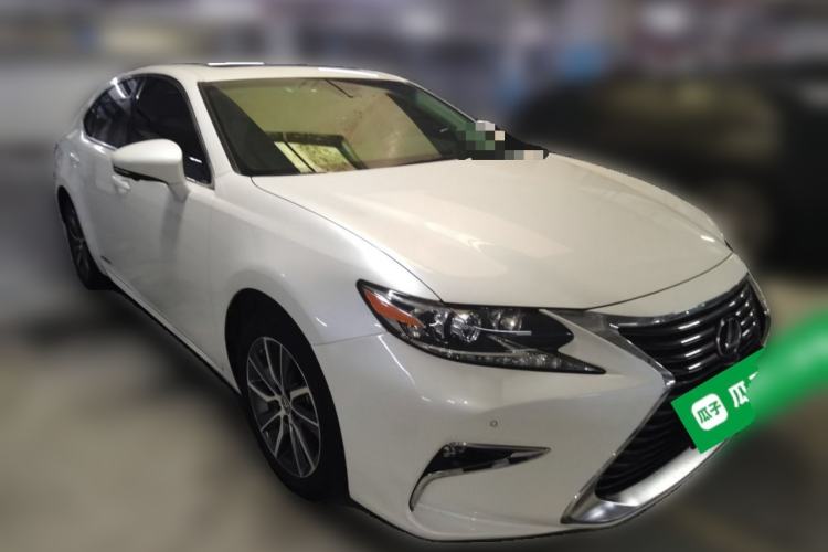 Used Lexus ES 2017 300h Mark Levinson Comfort Edition Front Right 45 Deg