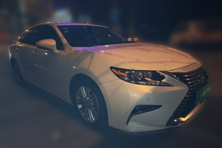 Used Lexus ES 2017 200 30th Anniversary Edition Front Right 45 Deg