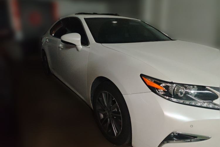 Used Lexus ES 2017 300h Mark Levinson Comfort Edition Front Right 45 Deg