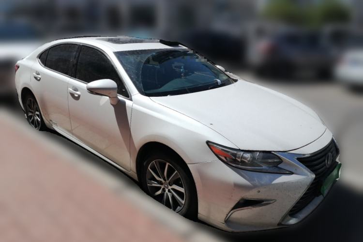 Used Lexus ES 2017 300h Mark Levinson Comfort Edition Front Right 45 Deg