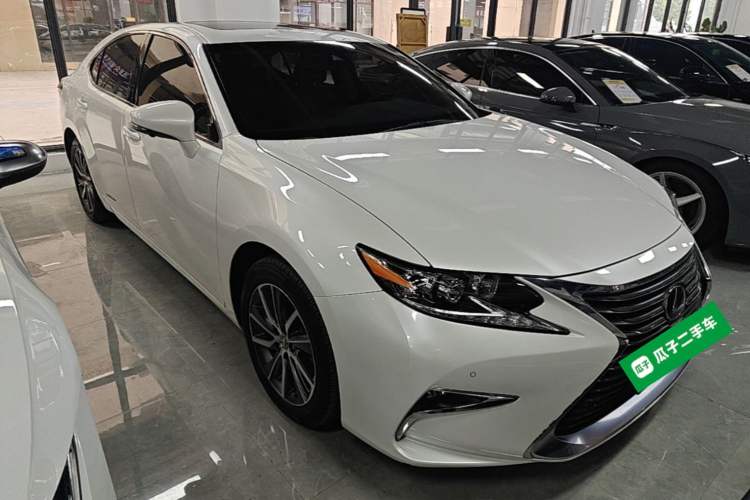 Used Lexus ES 2017 300h Mark Levinson Comfort Edition Front Right 45 Deg