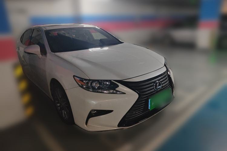 Used Lexus ES 2017 200 30th Anniversary Edition Front Right 45 Deg
