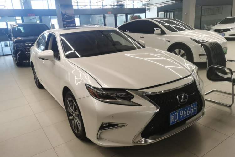 Used Lexus ES 2017 300h Mark Levinson Comfort Edition Front Right 45 Deg