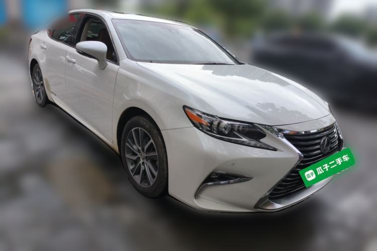 Used Lexus ES 2017 300h Mark Levinson Luxury Edition Front Right 45 Deg