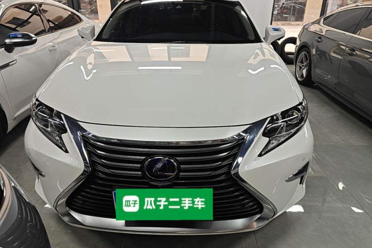 Used Lexus ES 2017 300h Mark Levinson Comfort Edition Front