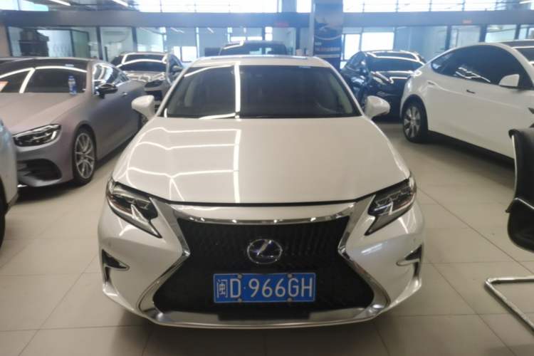 Used Lexus ES 2017 300h Mark Levinson Comfort Edition Front