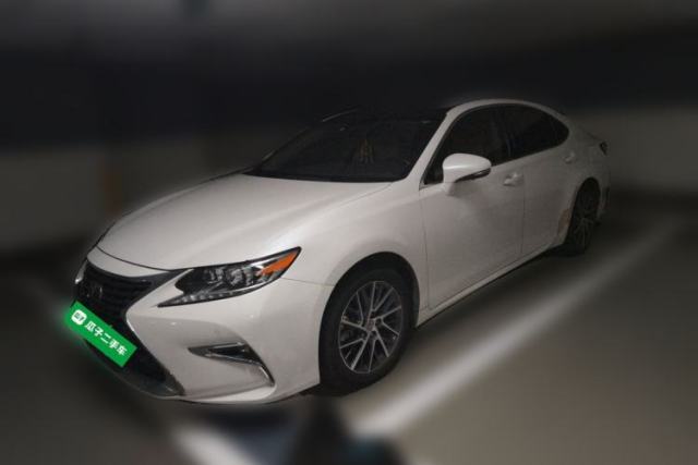 Ojetý Lexus ES 2017 250 Mark Levinson Luxury Edition