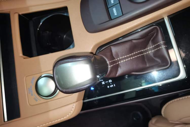 Used Lexus ES 2017 300h Mark Levinson Comfort Edition Gear Lever