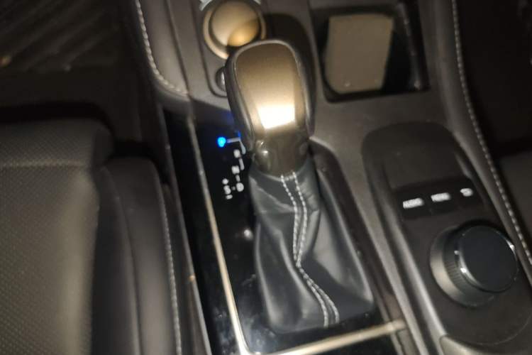 Used Lexus ES 2017 300h Mark Levinson Comfort Edition Gear Lever