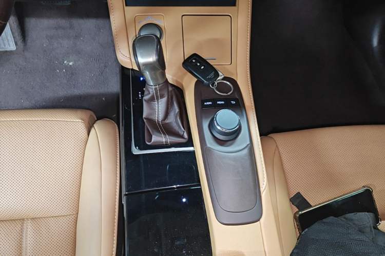 Used Lexus ES 2017 300h Mark Levinson Comfort Edition Gear Lever