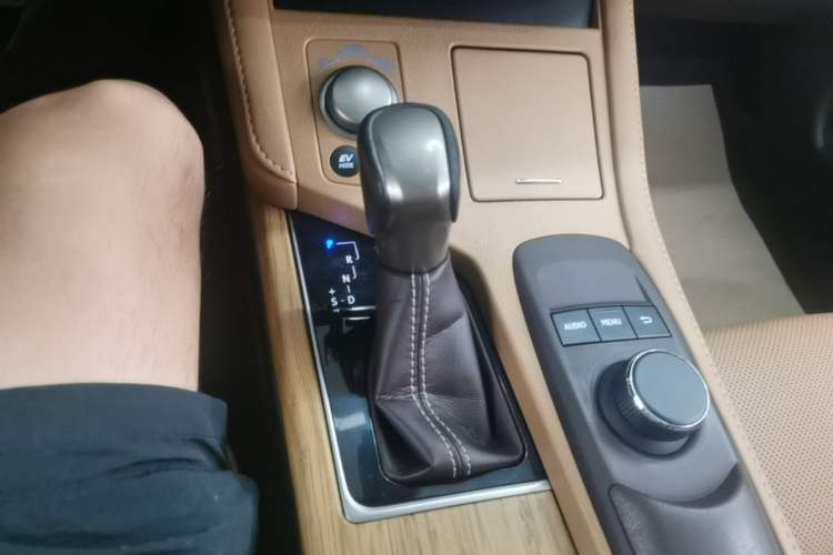 Used Lexus ES 2017 300h Mark Levinson Comfort Edition Gear Lever