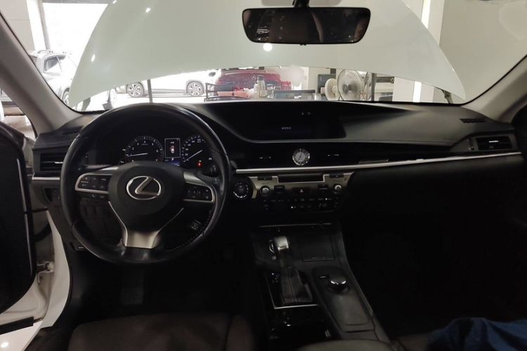 Used Lexus ES 2017 200 30th Anniversary Edition Interior 1