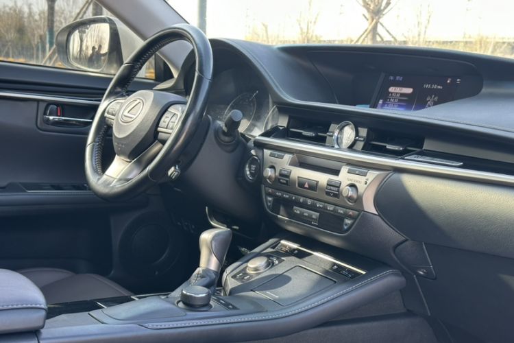 Used Lexus ES 2017 200 30th Anniversary Edition Interior 10