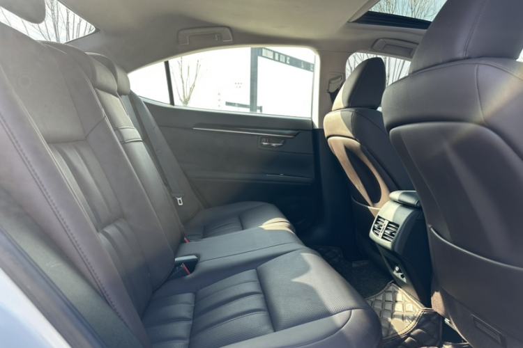 Used Lexus ES 2017 200 30th Anniversary Edition Interior 11
