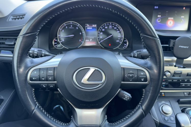 Used Lexus ES 2017 200 30th Anniversary Edition Interior 2
