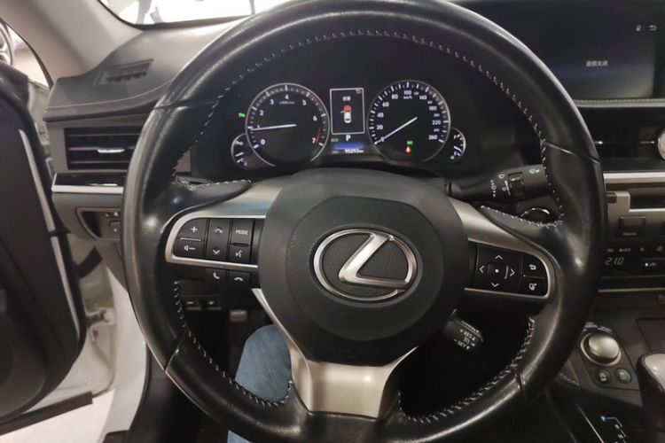 Used Lexus ES 2017 200 30th Anniversary Edition Interior 2