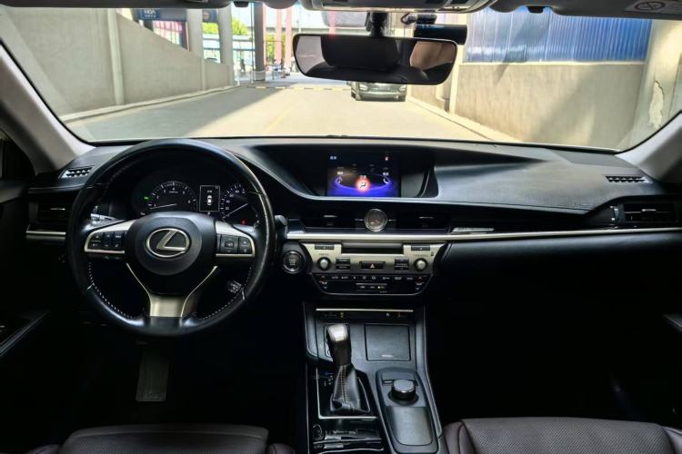 Used Lexus ES 2017 200 30th Anniversary Edition Interior 2