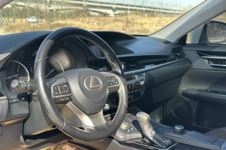 Used Lexus ES 2017 200 30th Anniversary Edition Interior 2