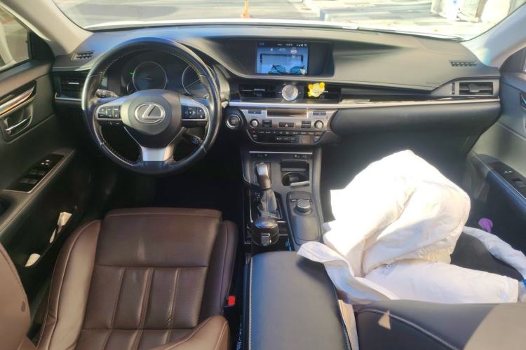 Used Lexus ES 2017 200 30th Anniversary Edition Interior 2