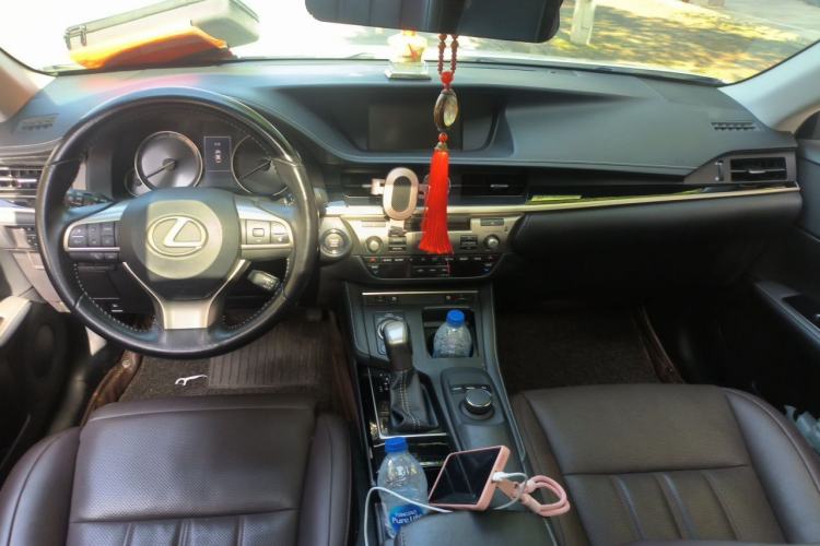 Used Lexus ES 2017 200 30th Anniversary Edition Interior 2