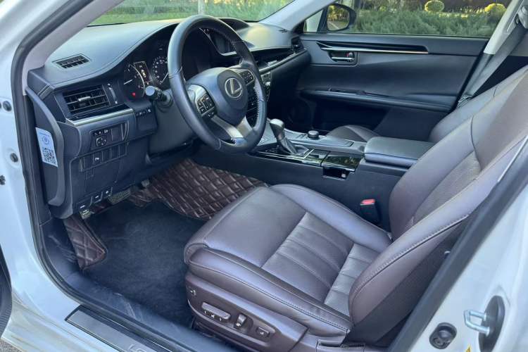 Used Lexus ES 2017 200 30th Anniversary Edition Interior 2