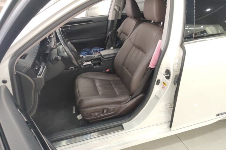 Used Lexus ES 2017 200 30th Anniversary Edition Interior 3