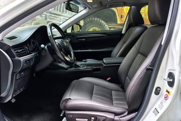 Used Lexus ES 2017 200 30th Anniversary Edition Interior 3