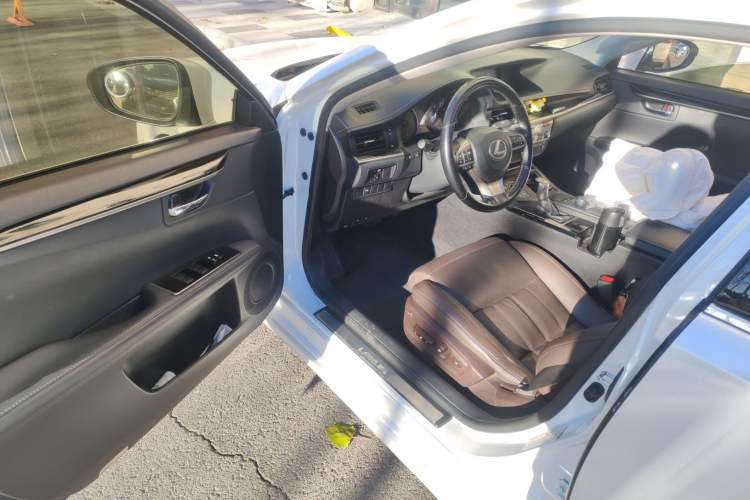 Used Lexus ES 2017 200 30th Anniversary Edition Interior 3