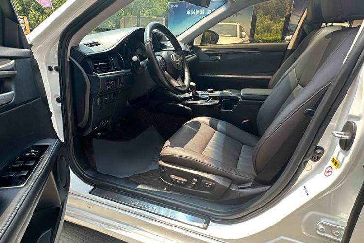 Used Lexus ES 2017 200 30th Anniversary Edition Interior 3
