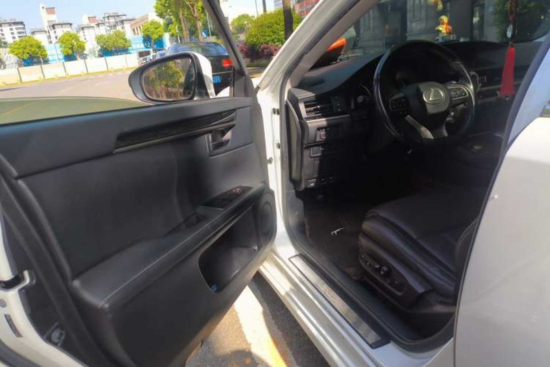 Used Lexus ES 2017 200 30th Anniversary Edition Interior 3