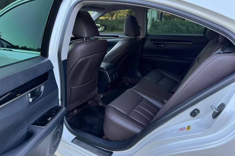 Used Lexus ES 2017 200 30th Anniversary Edition Interior 3