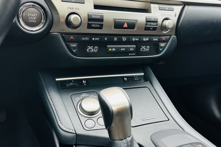 Used Lexus ES 2017 200 30th Anniversary Edition Interior 3