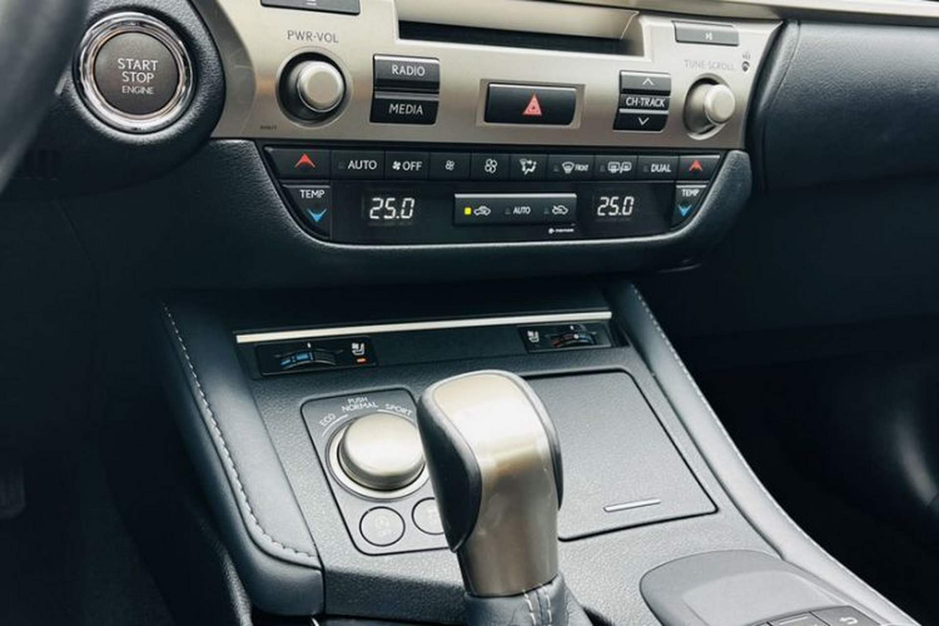 Used Lexus ES 2017 200 30th Anniversary Edition Interior 3