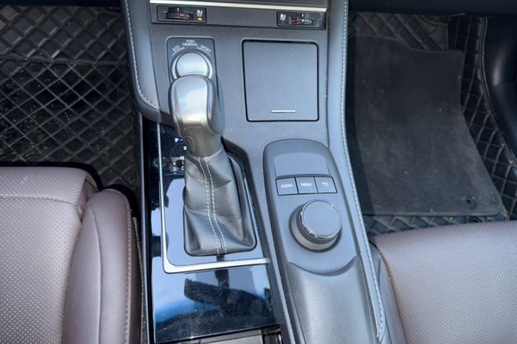 Used Lexus ES 2017 200 30th Anniversary Edition Interior 4